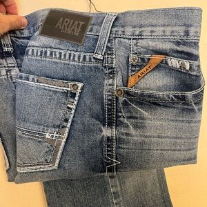 Ariat M2 Relaxed Bootcut Jean Men 34x32
Fresh from the dry cleaners starched.